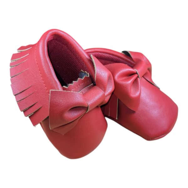 Mocasín con moño rojo
