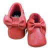 Mocasín con moño rojo
