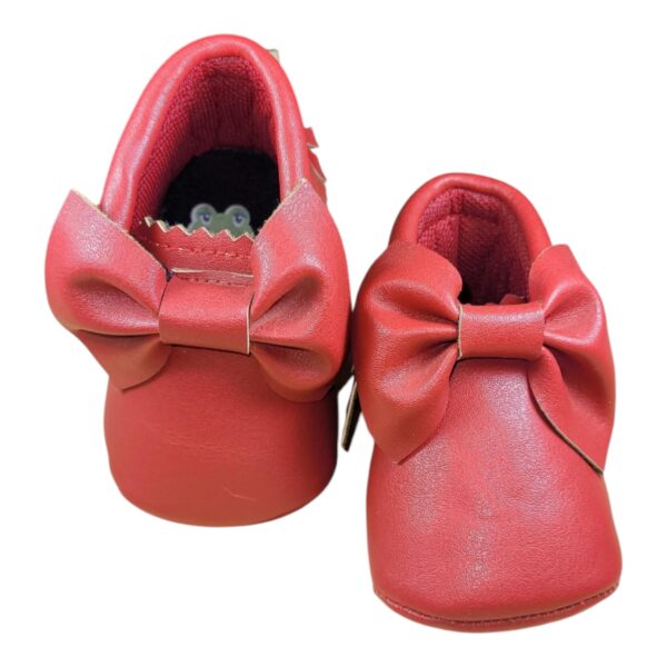 Mocasín con moño rojo
