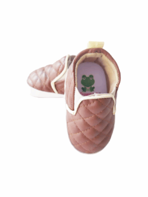 Tenis café slip-on capitoneado