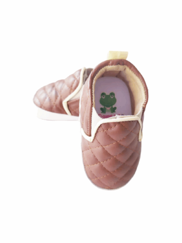 Tenis café slip-on capitoneado