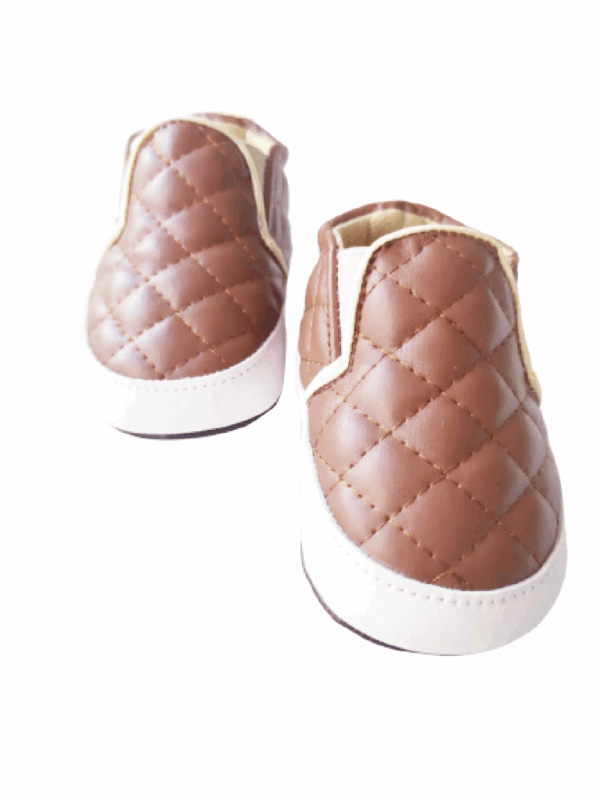Tenis café slip-on capitoneado