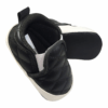 Tenis negro slip-on capitoneado