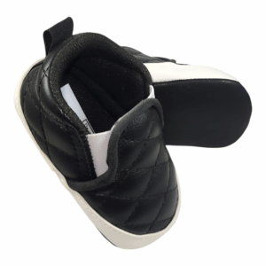 Tenis negro slip-on capitoneado